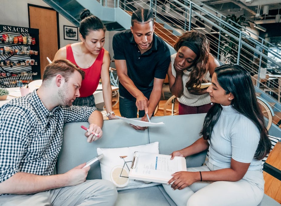 一个创作者正在对着环形灯拍摄视频，展示高质量内容制作的重要性。
