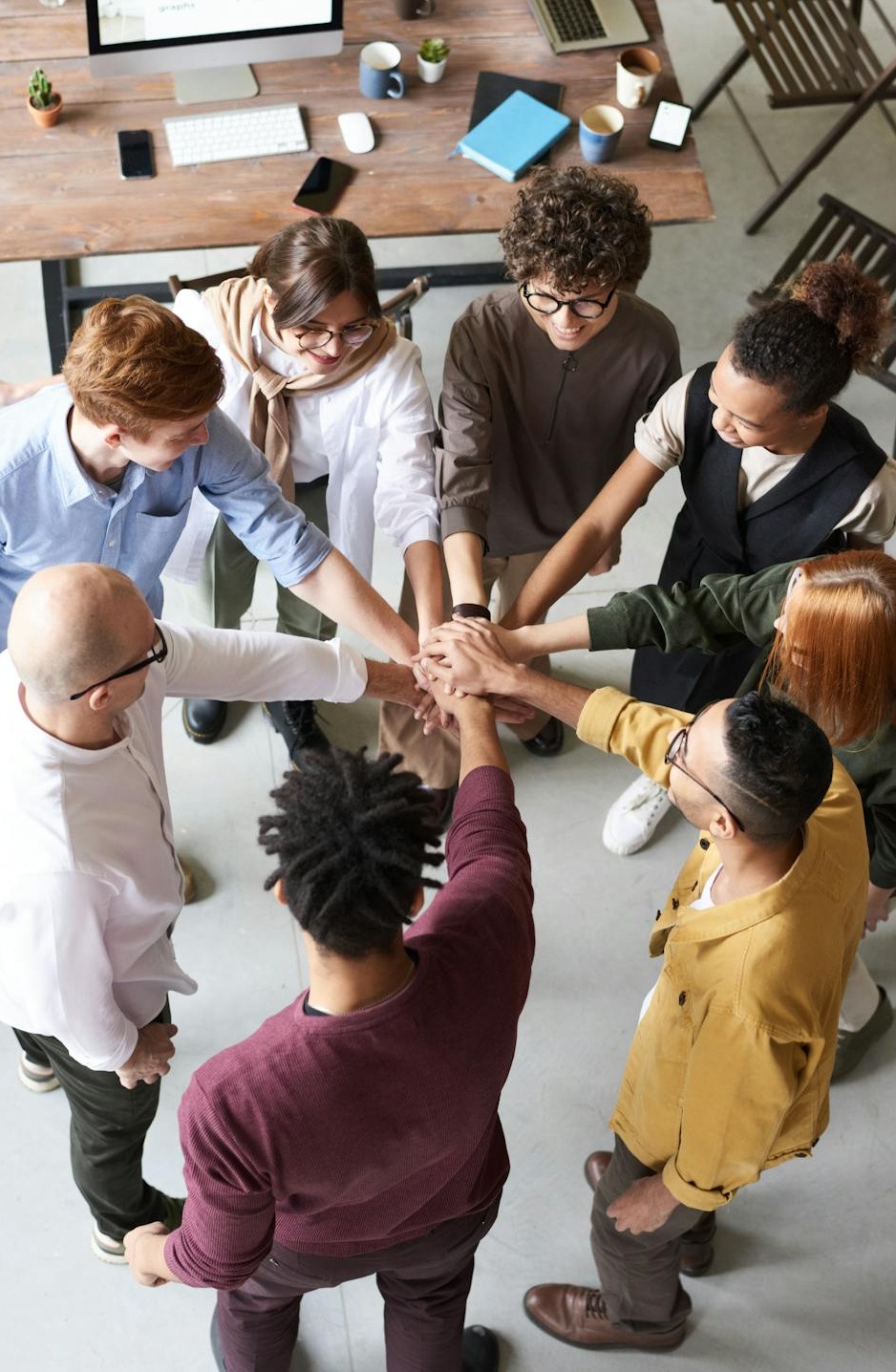 一群专业的商务人士在会议中讨论品牌合作,背景是展示着高互动率的社交媒体页面