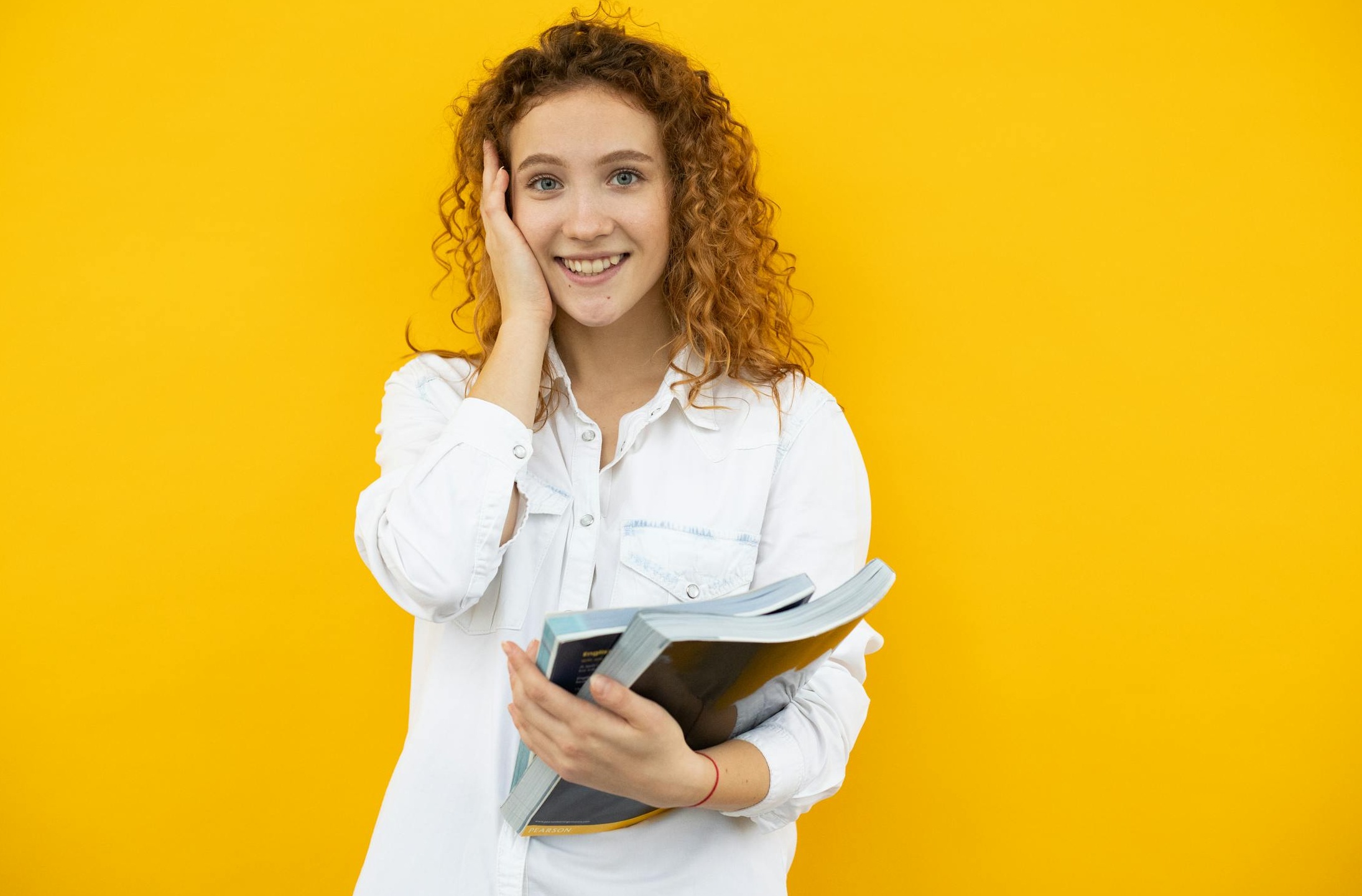 一个用户在手机上看到一篇拥有大量点赞的Instagram帖子,并露出满意的表情