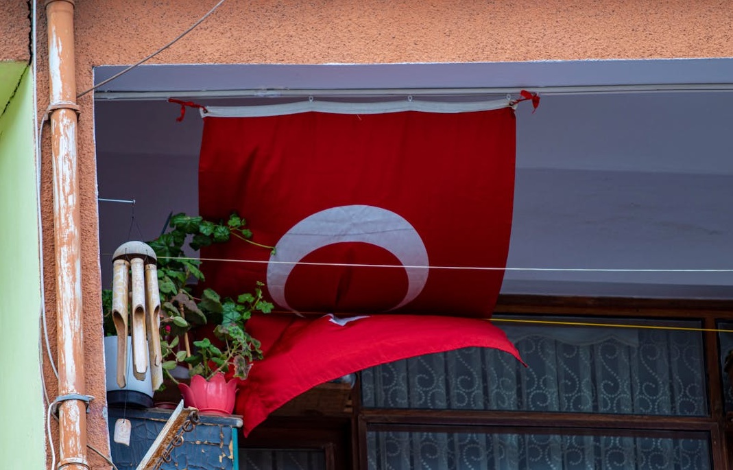 数据分析图表显示一条向上的增长曲线,象征着TikTok账户的快速成长