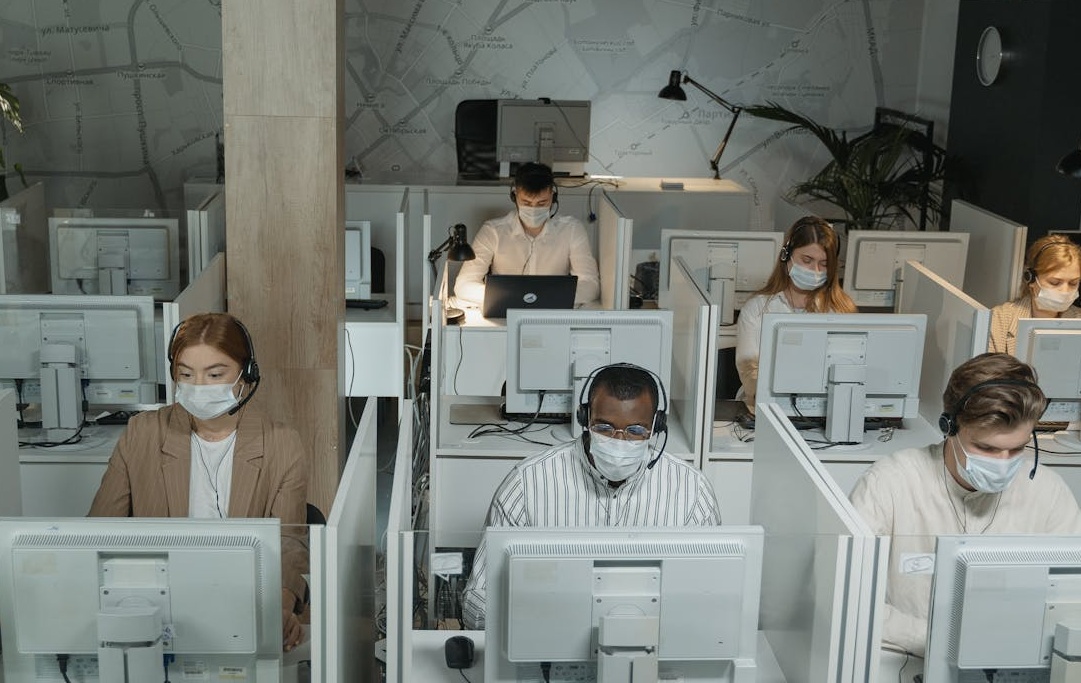 一个带有问号标志的灯泡,代表着对TikTok增长策略的疑问和解答