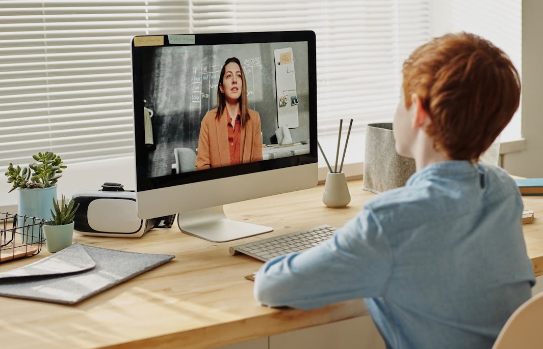 一位内容创作者正在规划她的Instagram内容策略