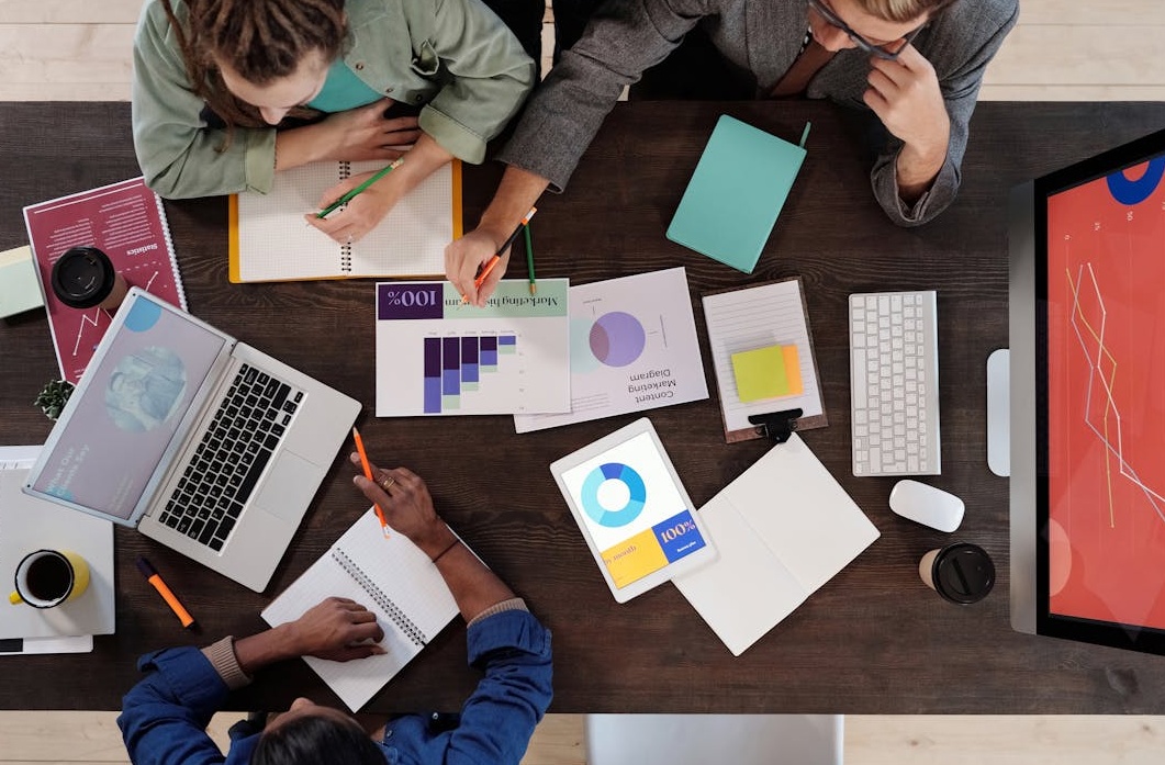 团队正在分析Instagram帖子的参与度数据和增长图表