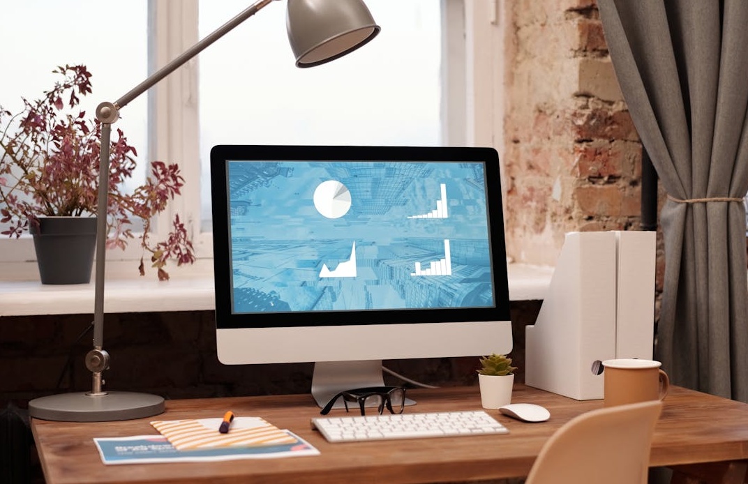 一个人在笔记本电脑上精心策划YouTube内容和评论策略