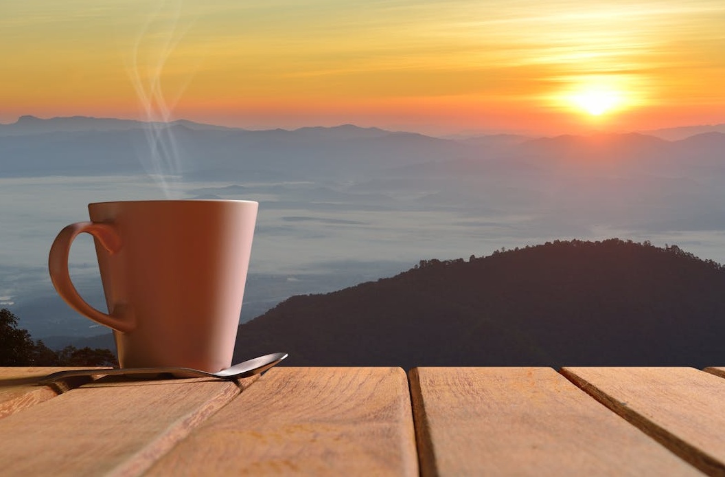 一群多元化的人在热烈讨论,象征着活跃的社区