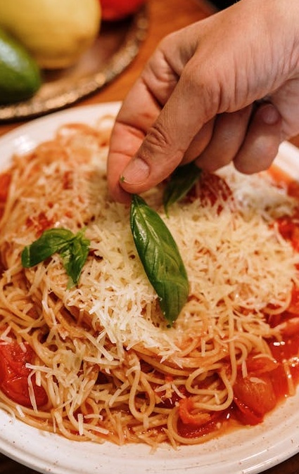 一部手机屏幕上显示着TikTok应用及其活跃的评论区