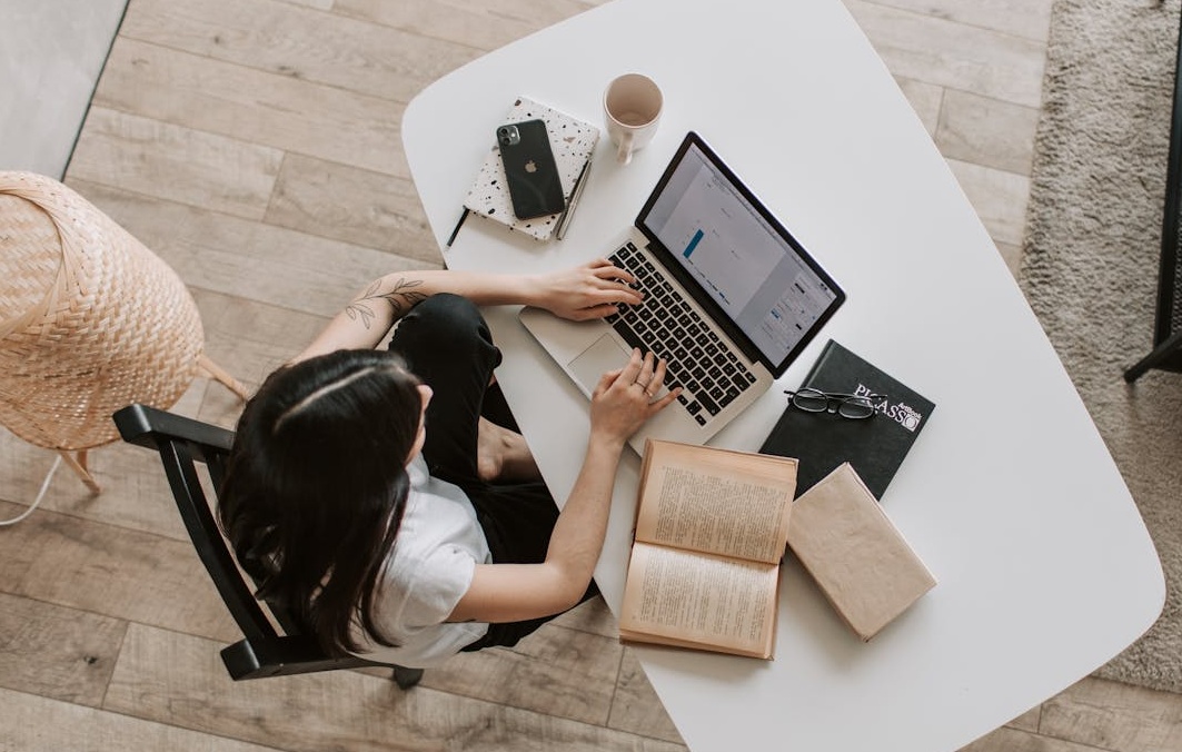 用户在笔记本电脑上观看YouTube视频