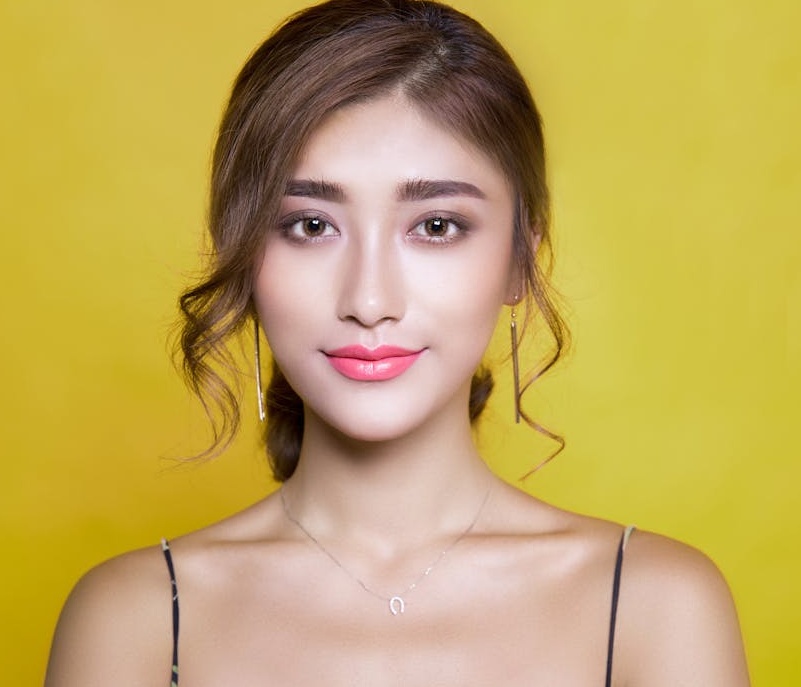 一位成功的Instagram影响者自信地展示其品牌形象