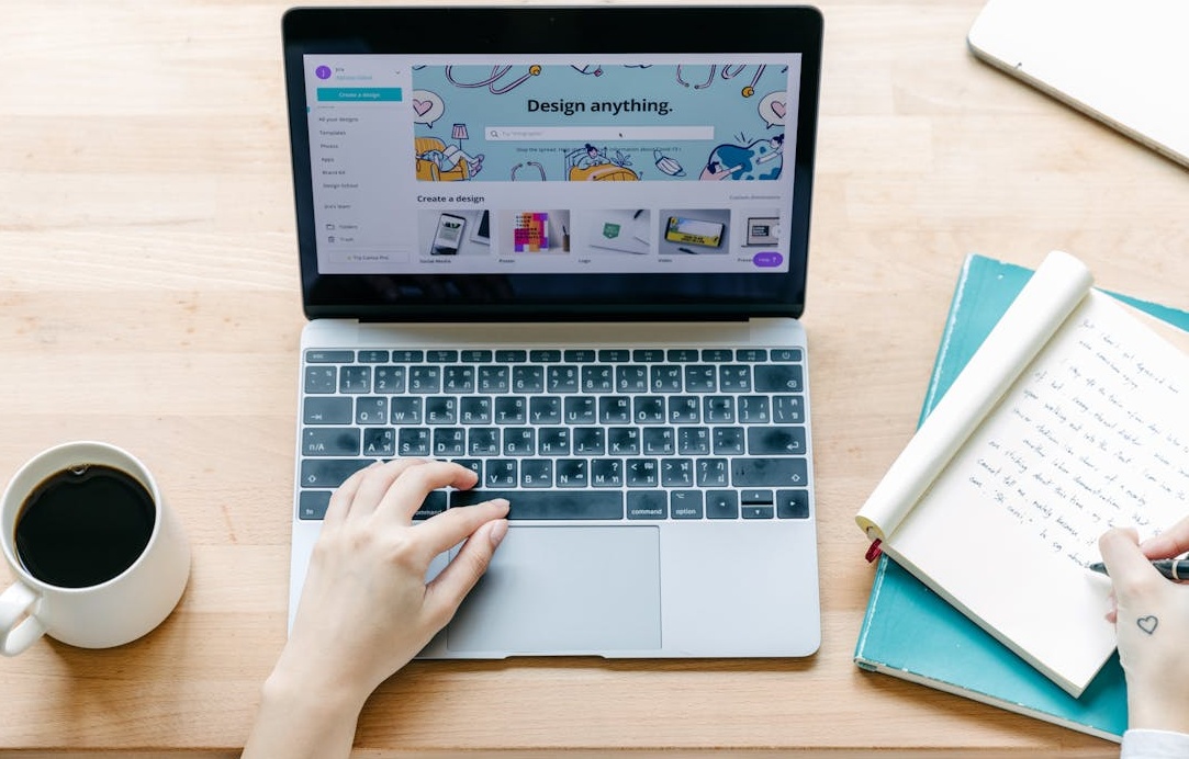 一位营销专家在2025年分析Facebook数据增长图表