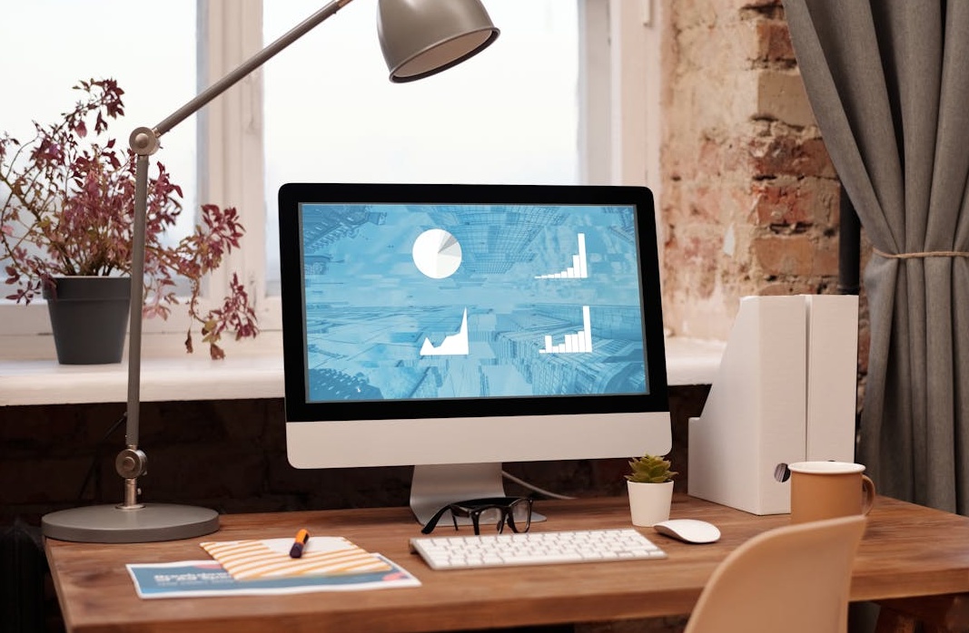 营销团队正在协作讨论如何通过一键刷脸书真实点赞提升品牌形象