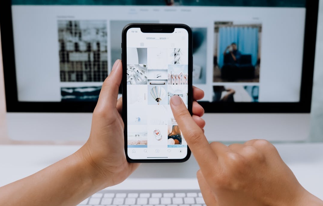 一个人在笔记本电脑上查看复杂的社交媒体分析仪表板