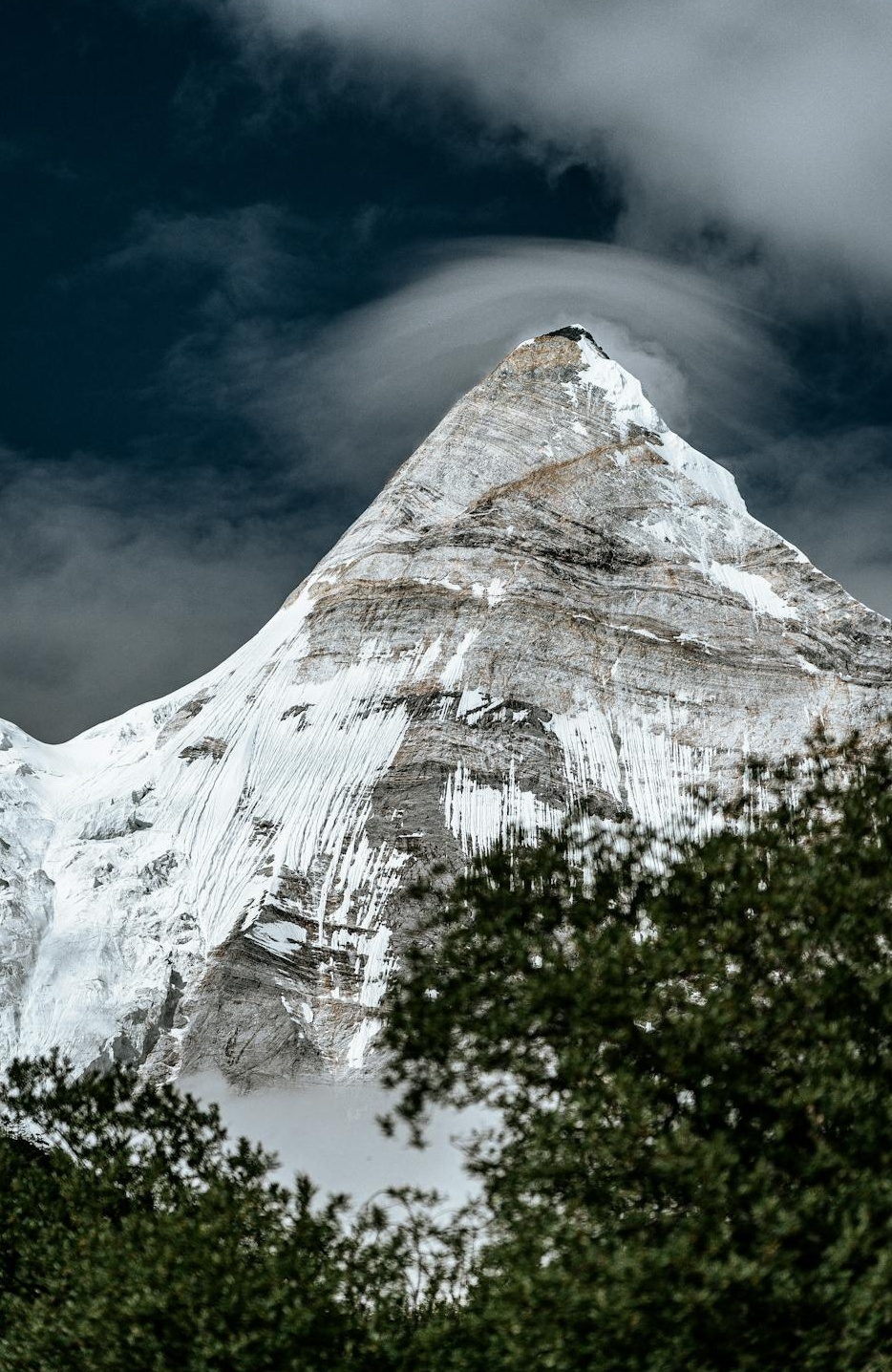 抽象的数字网络与数据流，象征着AI与大数据技术在脸书社群增长中的应用