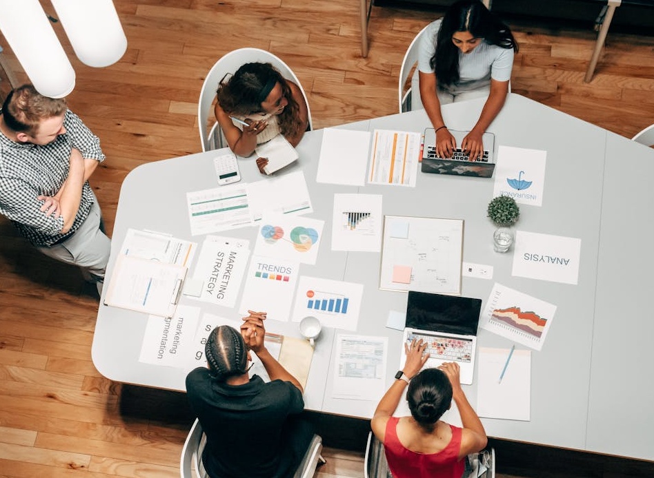 用户在手机上看到高点赞推文并产生信任感