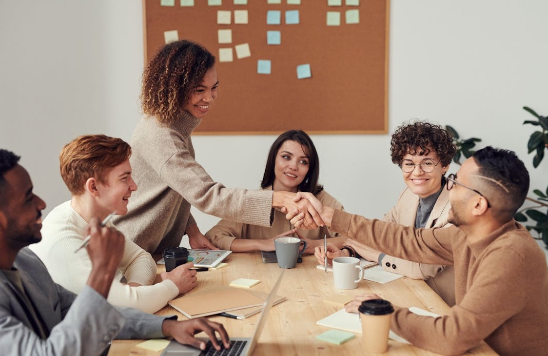 一个团队围坐在一起分析数据和图表，共同制定社交媒体增长策略