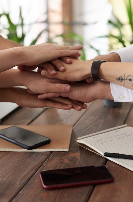 一个团队正在协作创作社交媒体内容