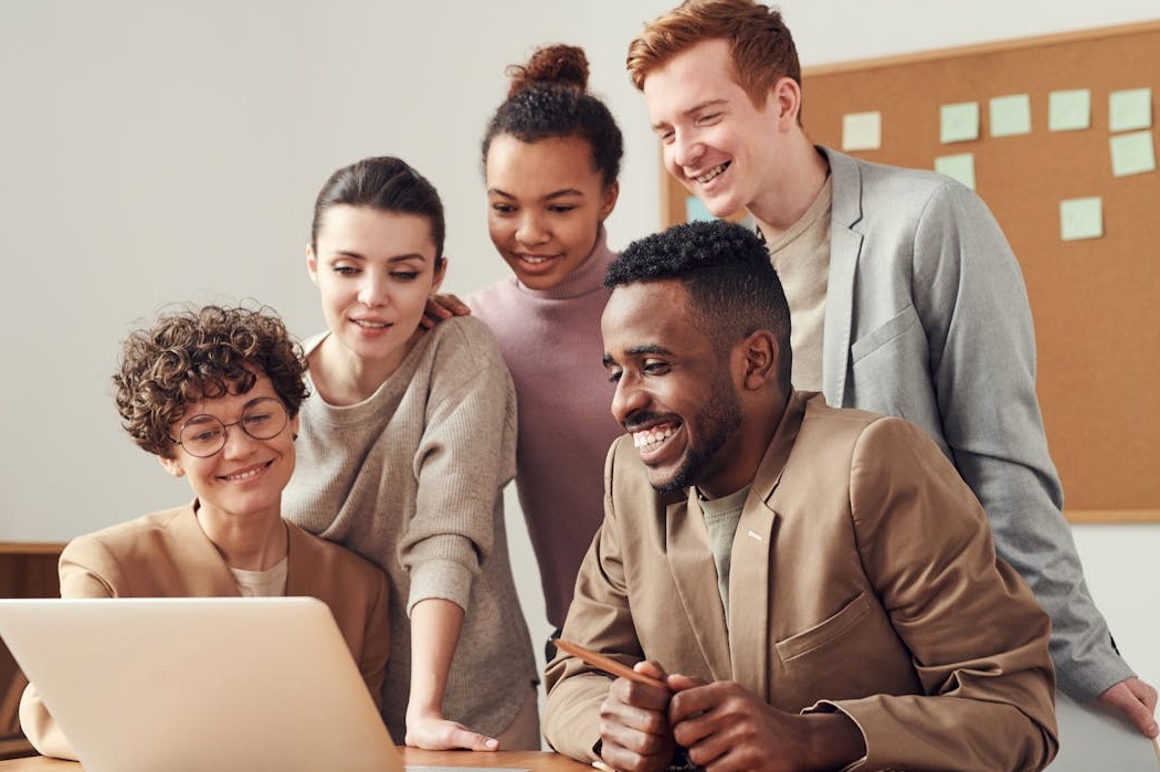 一个多元化的团队在会议室里分析图表和数据进行战略规划