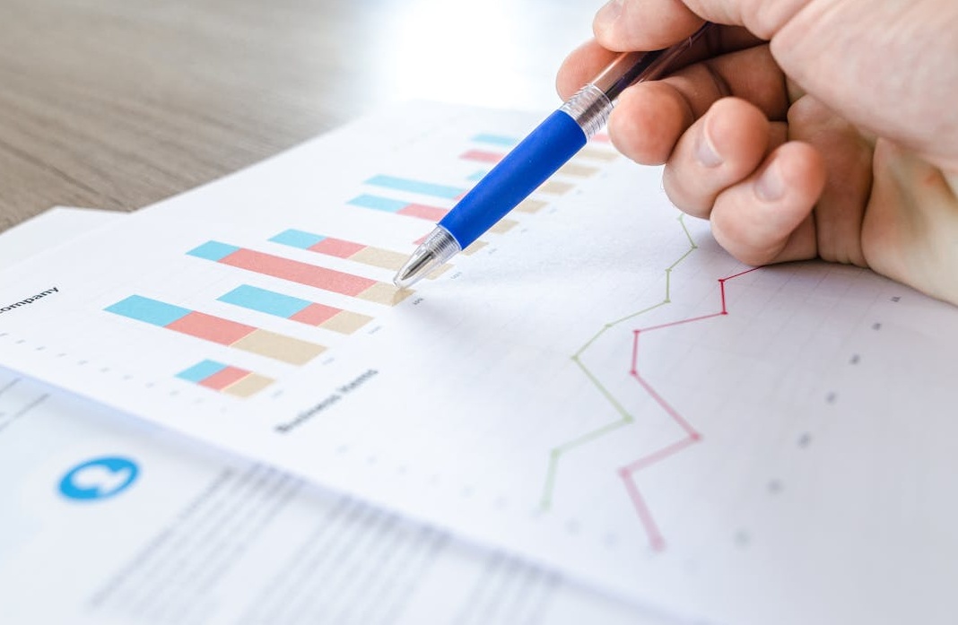 办公桌上的笔记本电脑显示着复杂的数字广告仪表盘界面