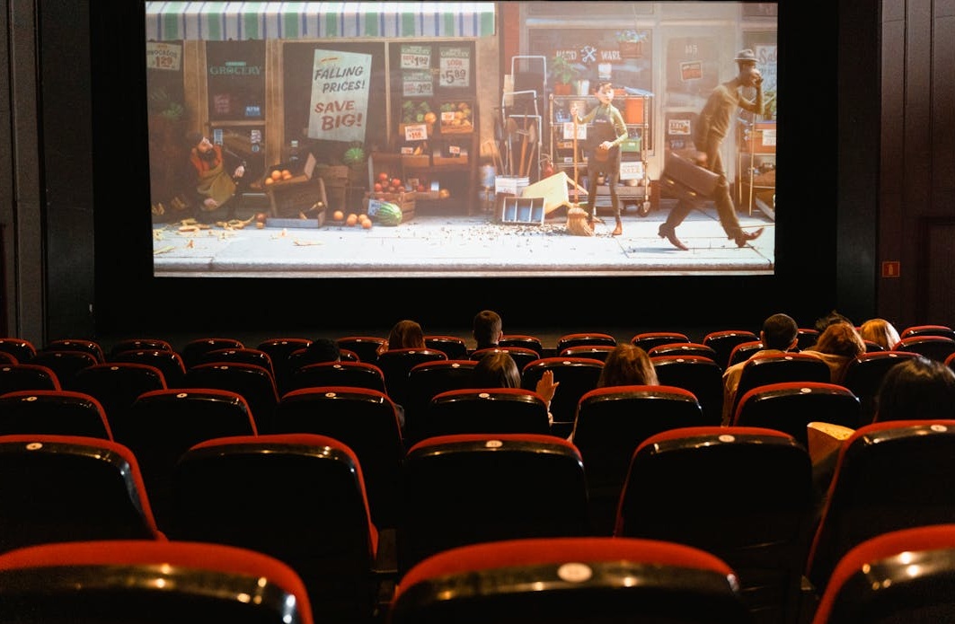 一位内容创作者正在策划和拍摄TikTok视频