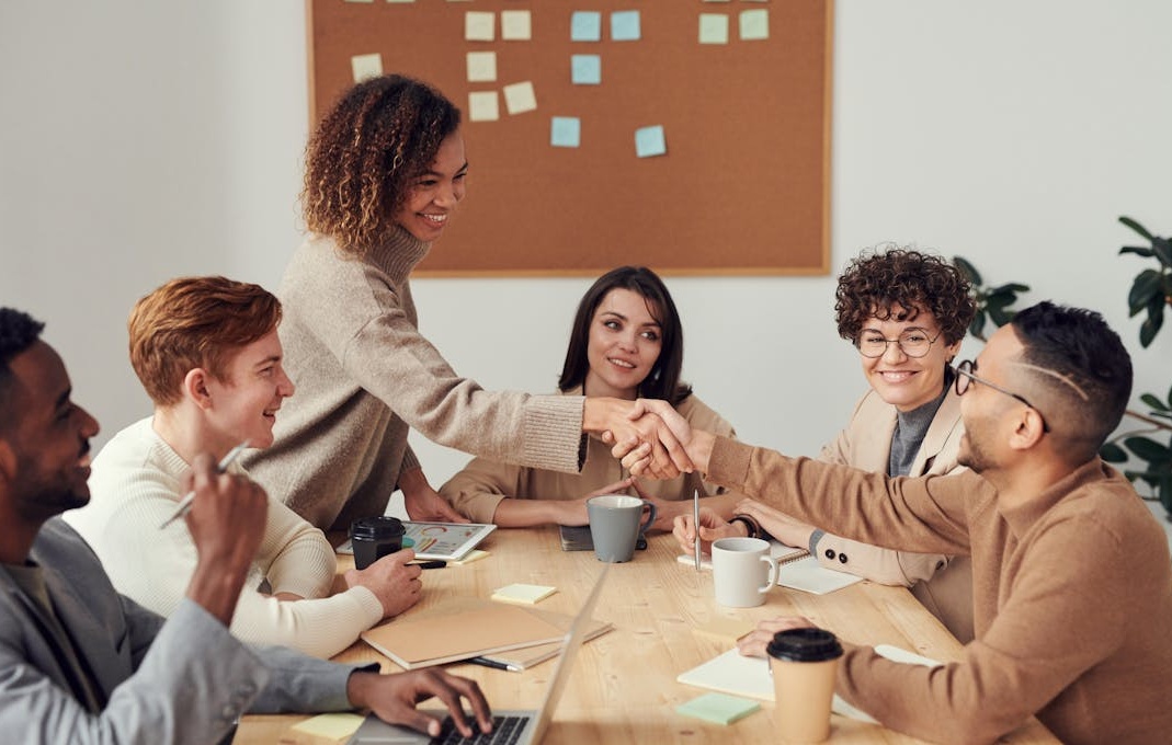 整合营销策略,通过多个渠道推广YouTube视频