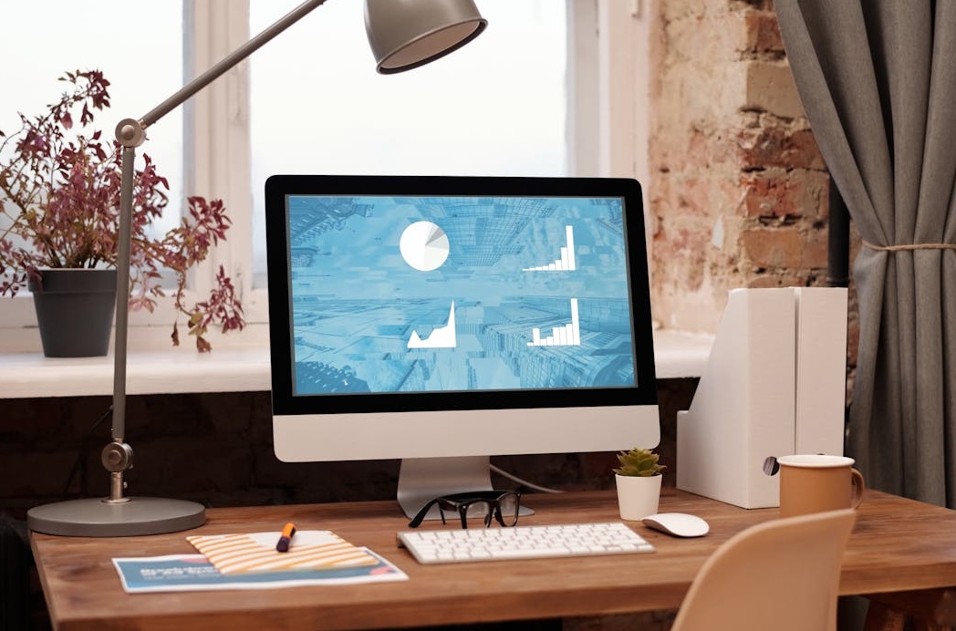 一个复杂的分析仪表盘,展示了各种图表和数据,象征着数据驱动的决策