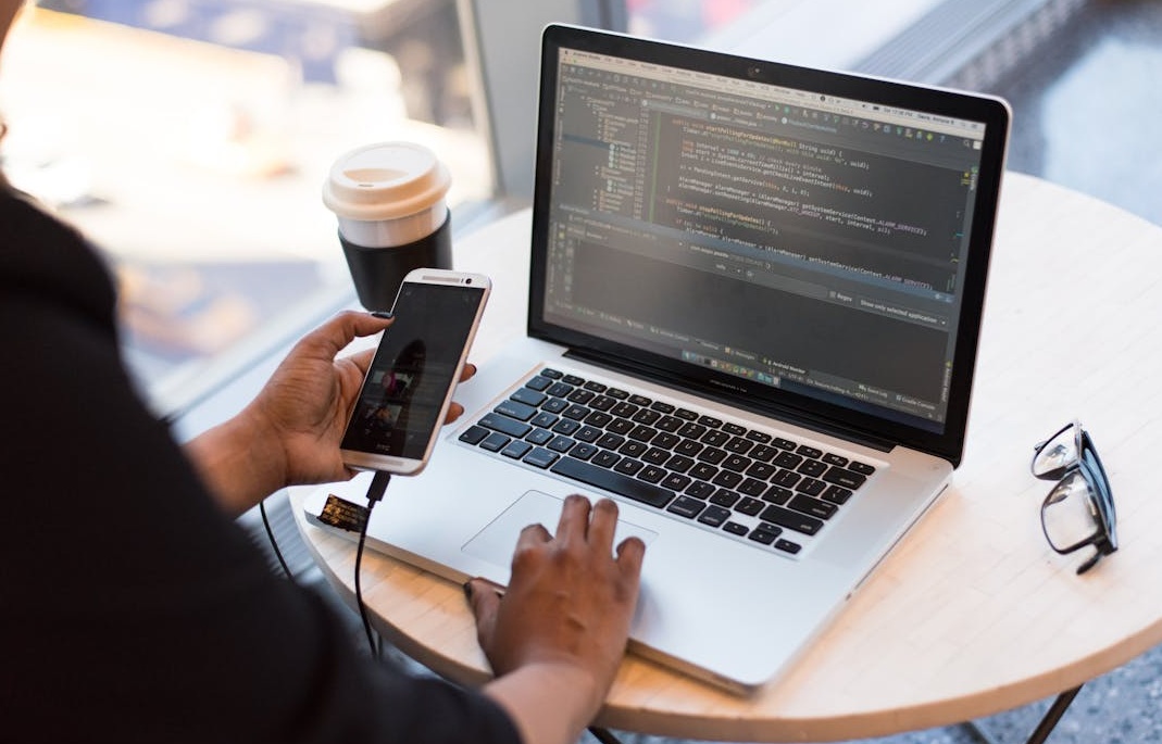 一名女性工程师在服务器机房工作,代表着服务的技术可靠性和专业性