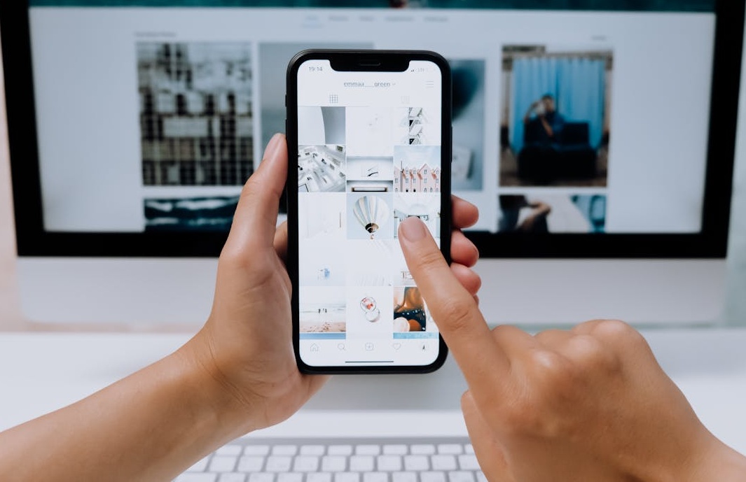 數據分析圖表和增長曲線,象徵著通過TikTok買粉策略實現的快速增長