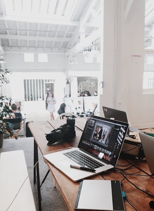 一個放大鏡聚焦在手機屏幕上的用戶個人資料上,寓意著精挑細選高品質的TikTok買粉服務