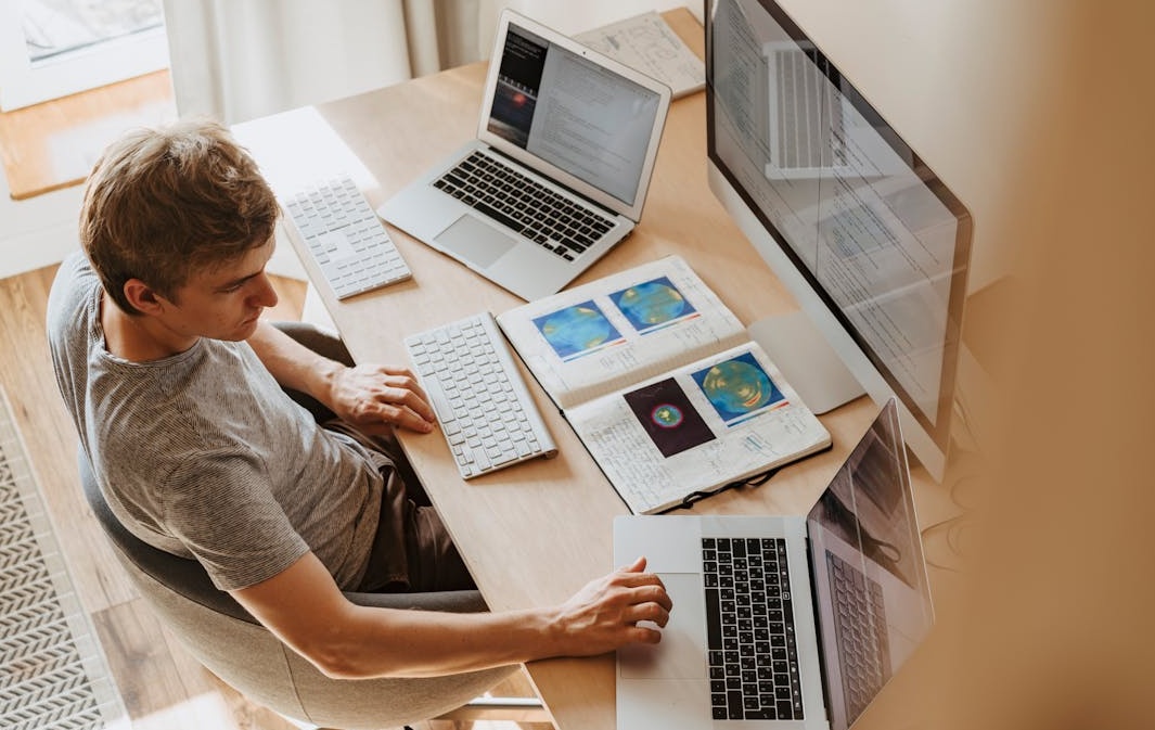 一位营销专家正在电脑上分析Instagram的互动数据和算法趋势