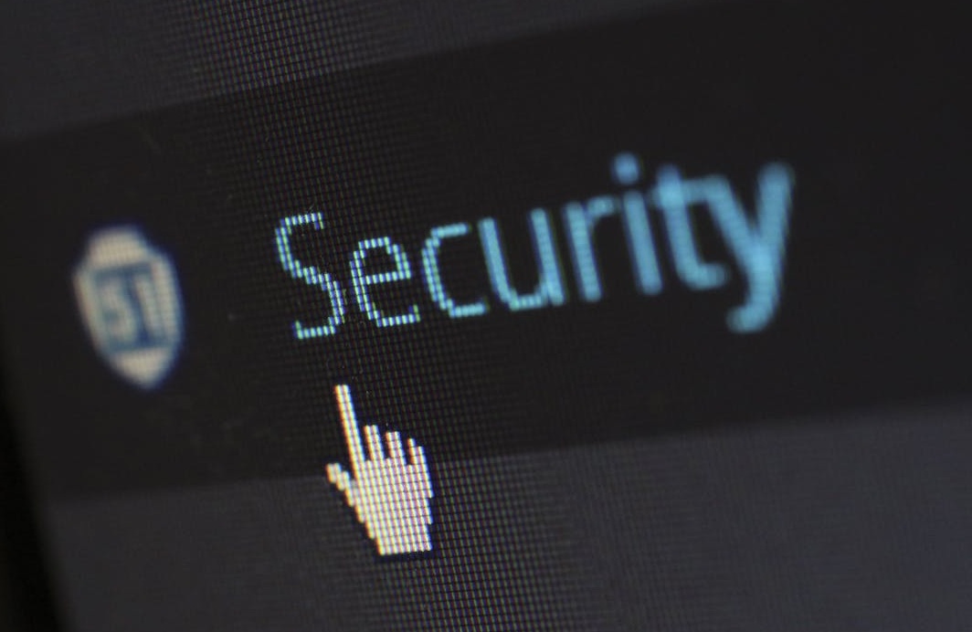 一个代表网络安全的盾牌和锁的图标，强调账户安全的重要性