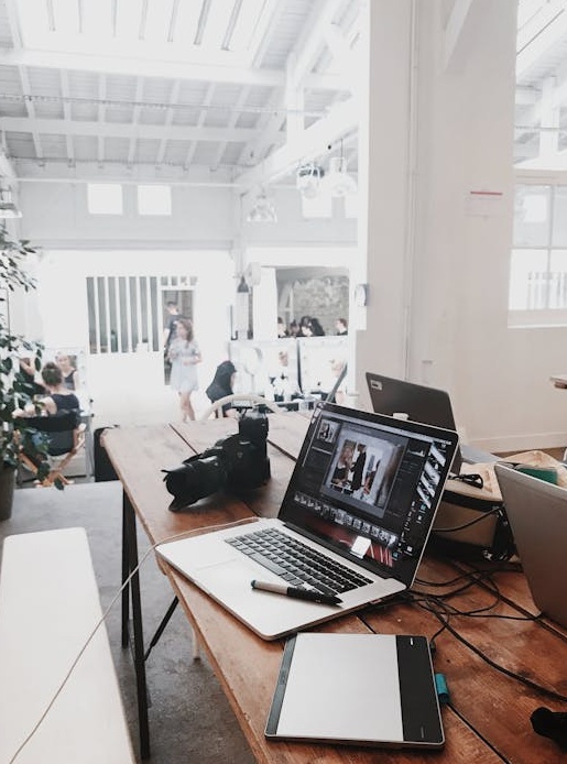 一部显示Instagram界面的智能手机，象征着社交媒体的巨大影响力