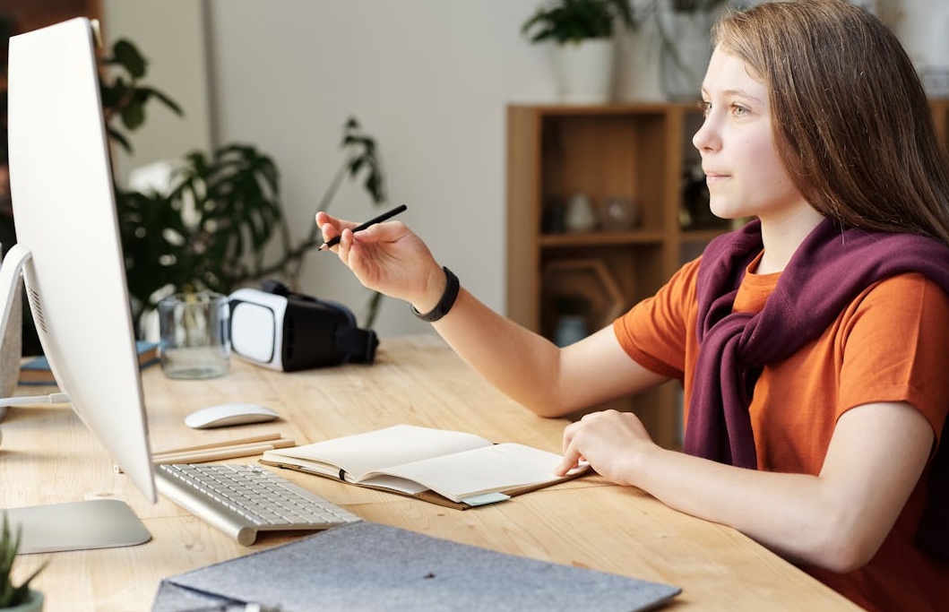 一个人在笔记本电脑上操作，屏幕上显示着安全锁图标，代表选择安全的服务