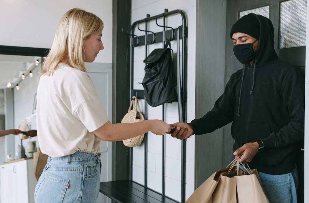 一位Instagram内容创作者正在拍摄高质量的视频内容