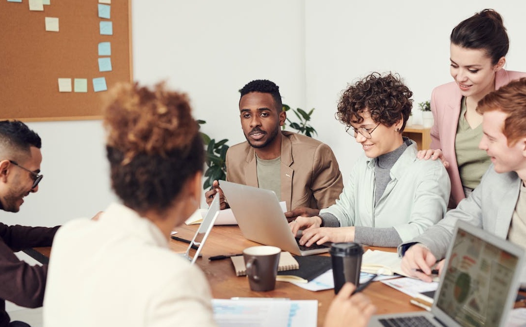 一个团队在会议室里讨论营销策略和内容规划