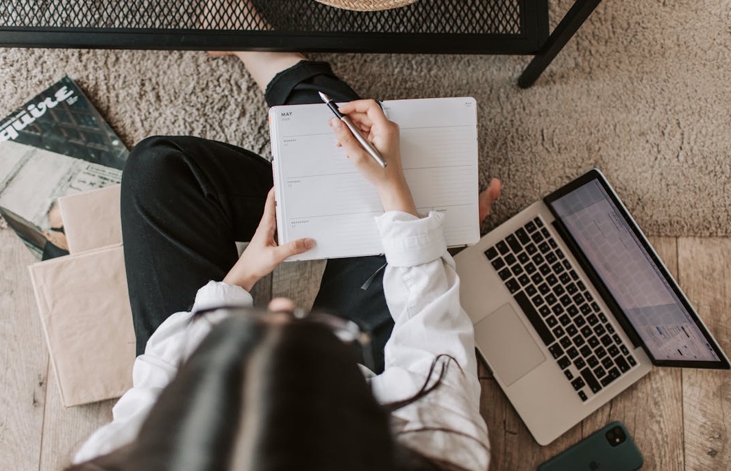 一个人正在分析TikTok增长数据图表