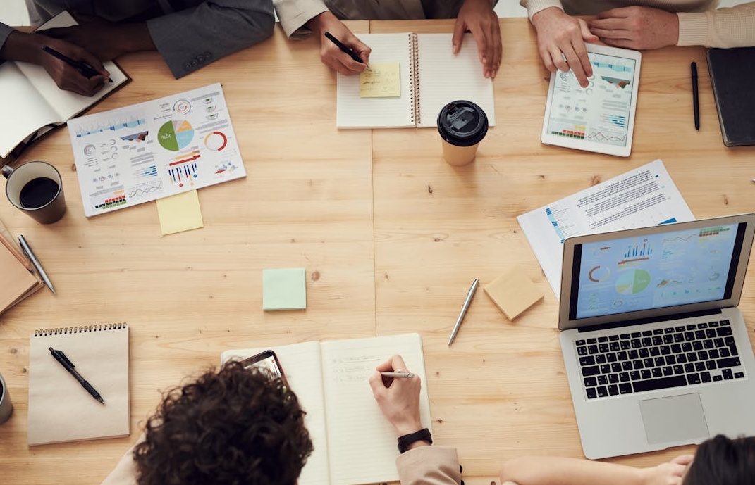 一群专业人士正在会议中讨论和规划Facebook群组的营销策略与推广方案