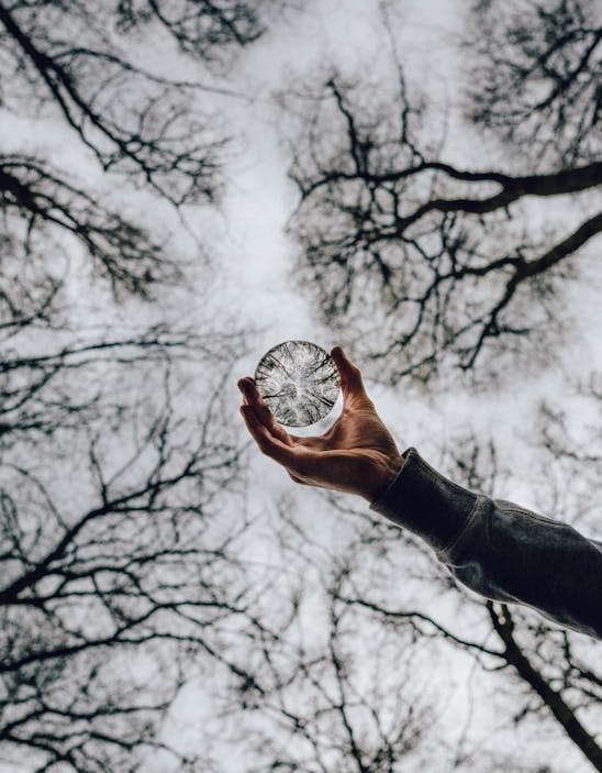 一群多元化的用户正在使用手机和笔记本电脑，象征着活跃的Facebook群组互动和社区参与