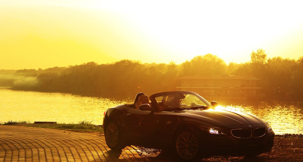 全球数字网络和社交媒体连接的抽象图像，展示了广泛的在线互动与社区覆盖