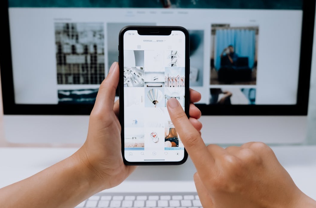 一名创作者在手机上查看YouTube视频的积极评论和反馈