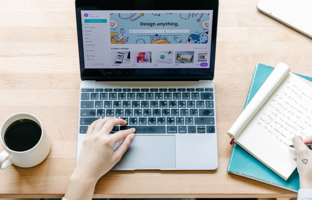 一部手机上显示YouTube频道的订阅数正在快速增长的图表