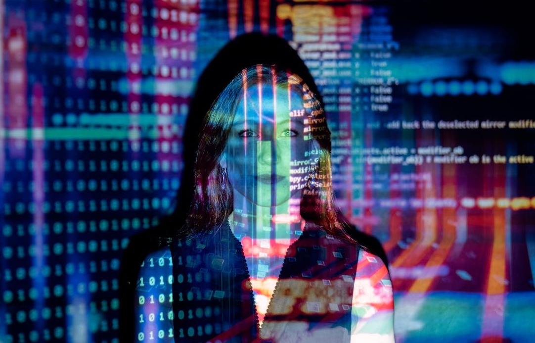 代表YouTube算法的抽象蓝色数据流与代码