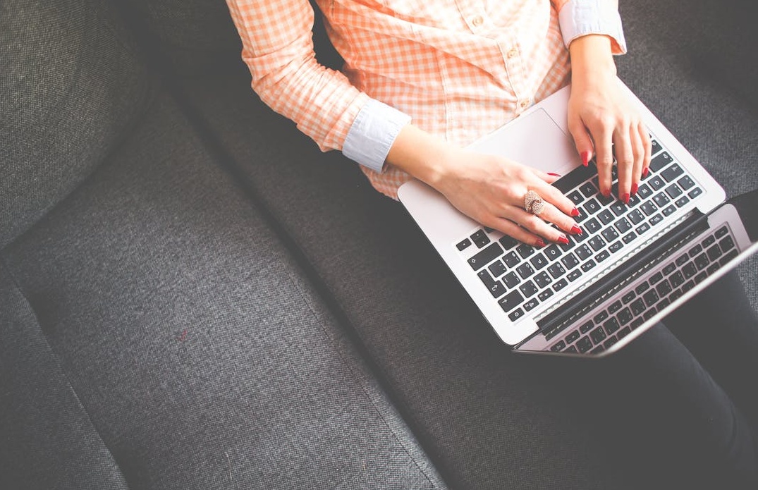 代表YouTube社区和粉丝群体的众多用户头像图标