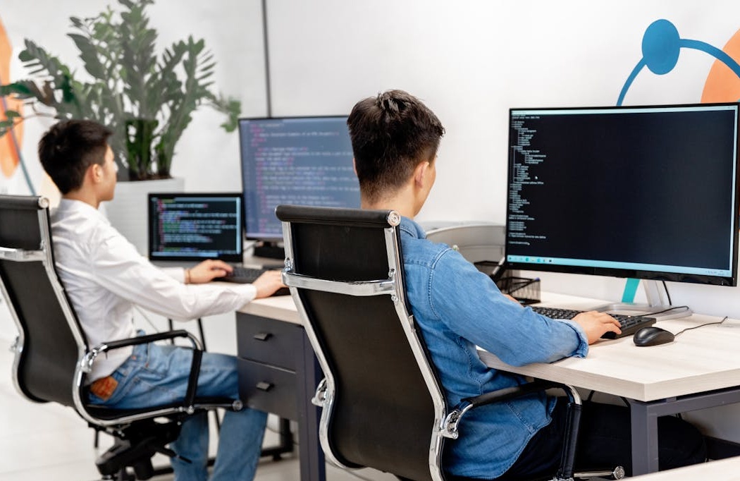 一部未来感十足的智能手机，代表科技评测频道的主题