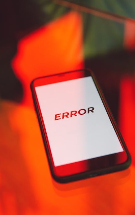 一位视频创作者正在精心剪辑视频，强调内容质量的重要性