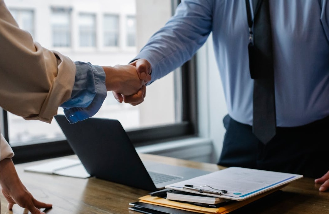 一名内容创作者正在笔记本电脑前工作，展示高质量内容创作在提升Telegram浏览量中的关键作用