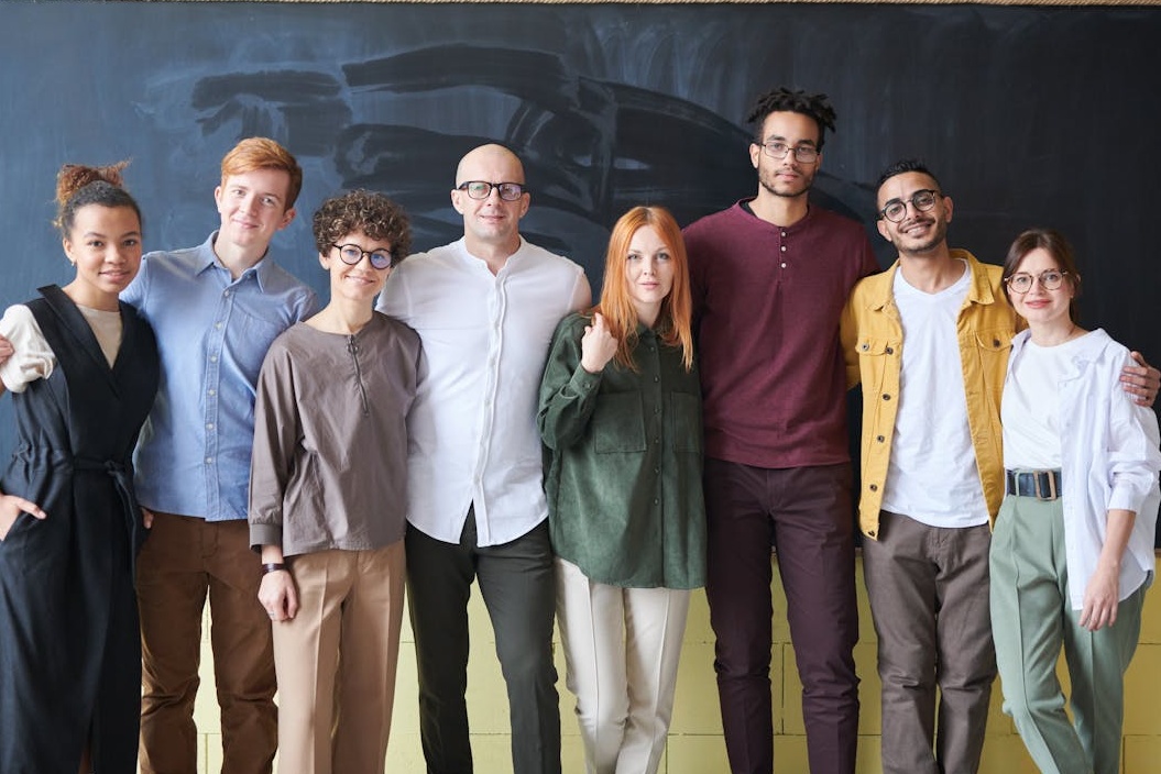 一群人在办公室里共同协作，象征着通过渠道合作和社群互助来提升Telegram作品浏览量