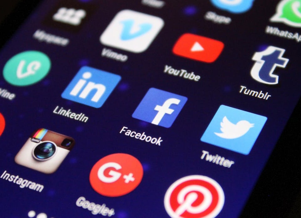 一只手拿着手机，屏幕显示Instagram应用和大量的点赞通知，象征着强大的社会认同感