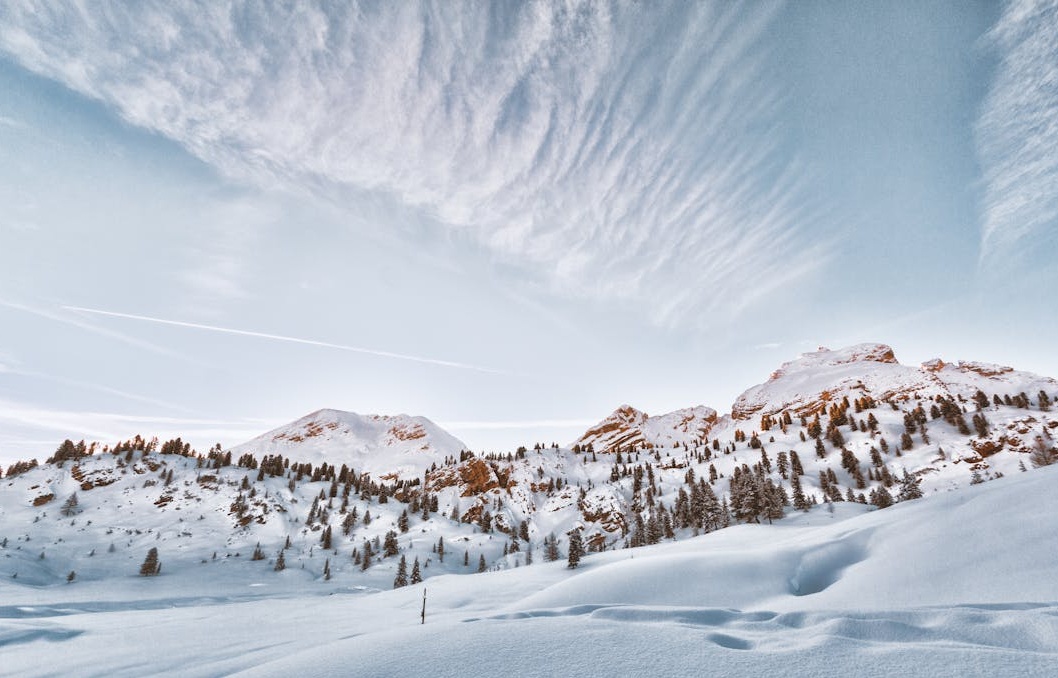 一位旅行影响者在风景优美的地方拍照，体现了影响者职业的成功和自由