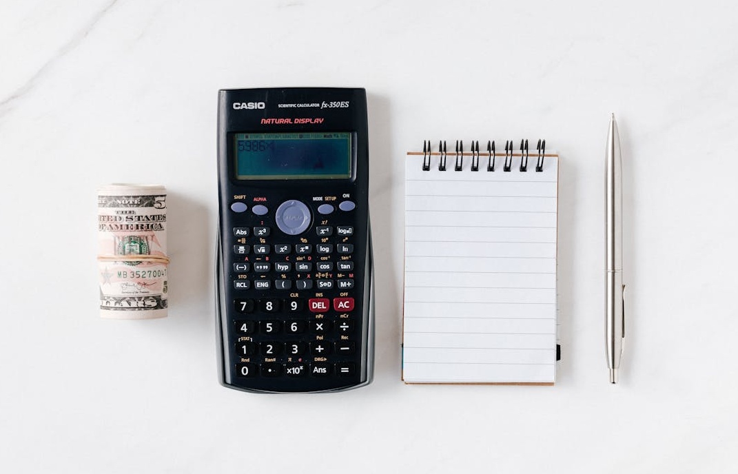 屏幕上的数字锁图标，象征着在进行Instagram推广时的账户安全与保障