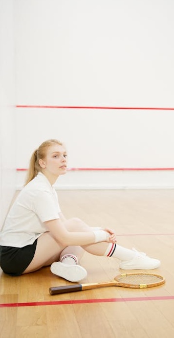 用户在手机上浏览一个拥有大量订阅者的YouTube频道，体现社会认同感的重要性