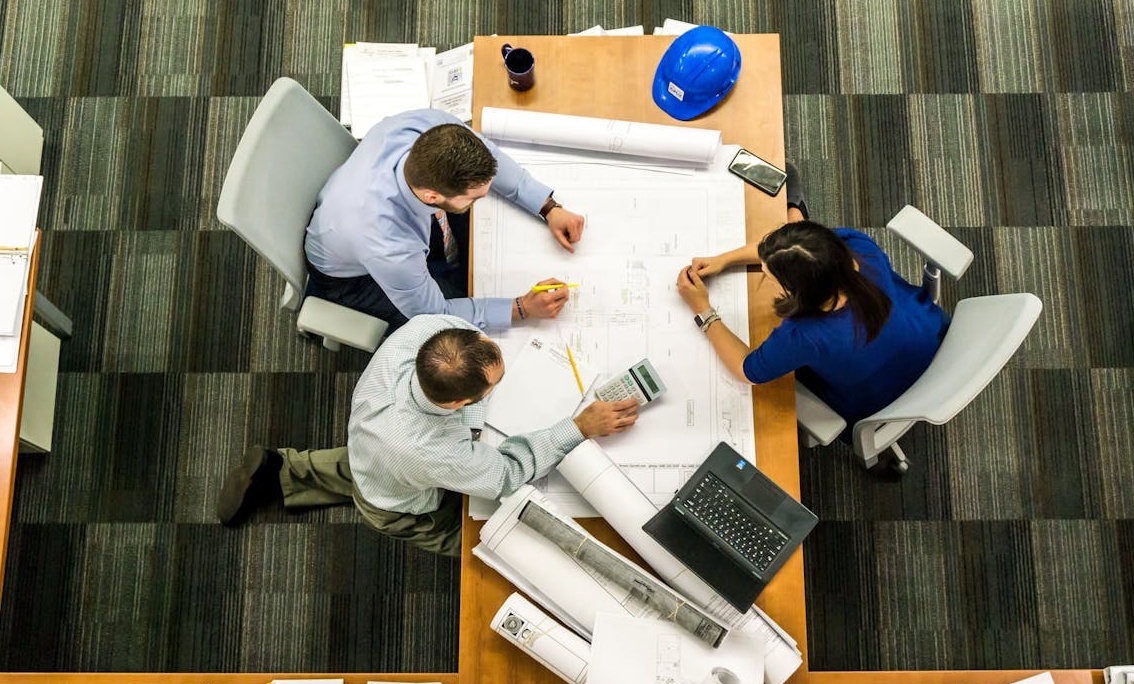 营销专家团队正在分析Facebook主页增长数据